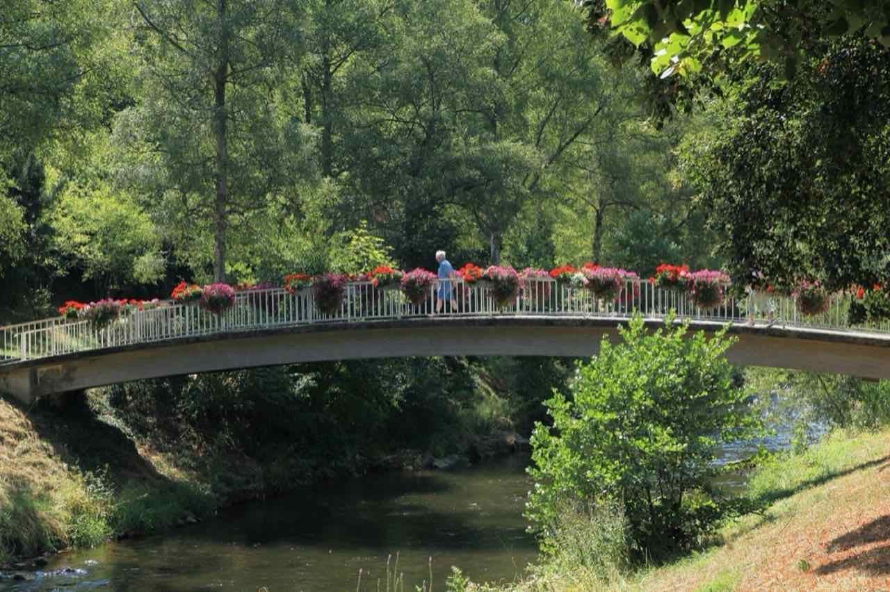 A footbridge with flower boxes over the river Nagold in the Kurpark