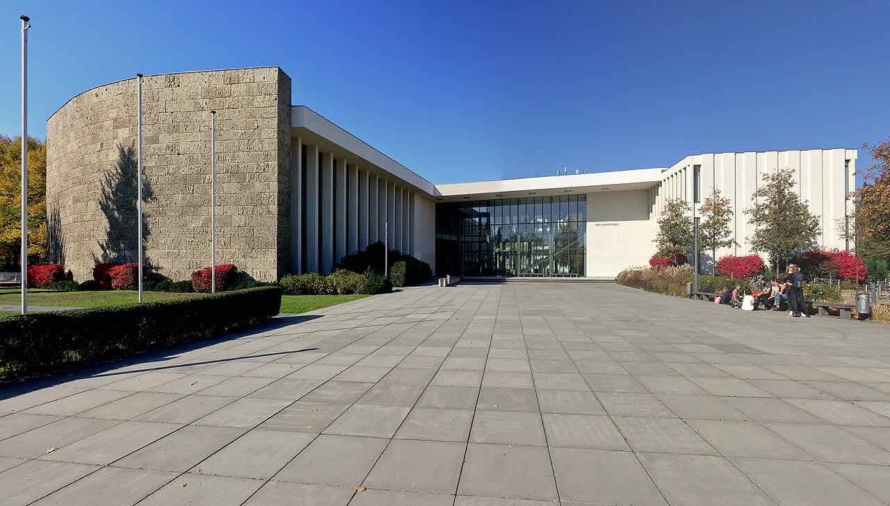 The Henry Ford Building of Freie Universität Berlin in Dahlem, a 1950s lecture hall building with a curved front