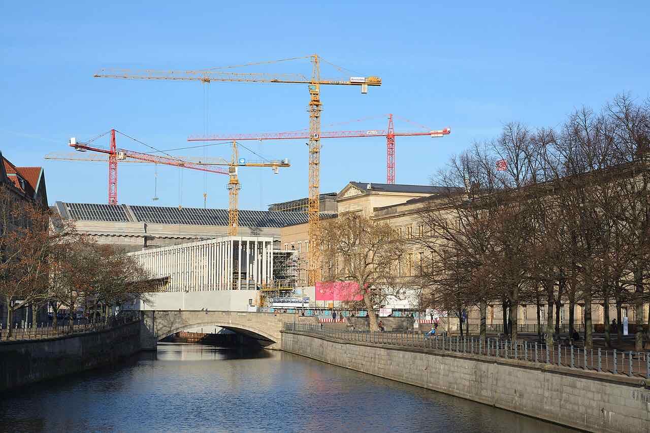 Museum Island in Berlin with the Spree in front and several museum buildings and the TV tower behind