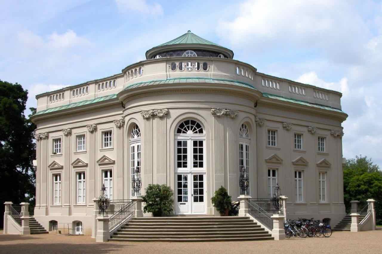 Schloss Richmond, a small cream-coloured rococo palace with a rounded front, a low green dome and wide entrance steps