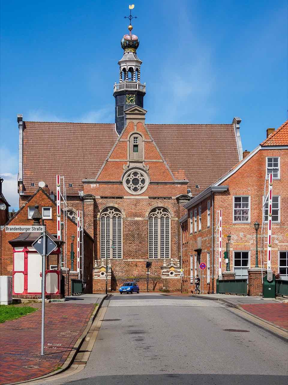 The Neue Kirche, a small lifting bridge and the Gödenser Haus along a canal in Emden