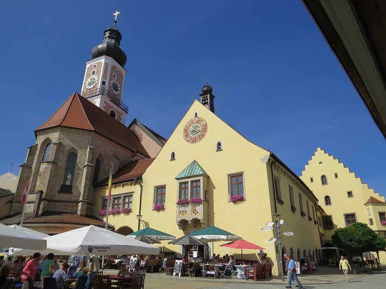 The Rathaus on Cham's Marktplatz with the tower of the parish church St. Jakob behind it