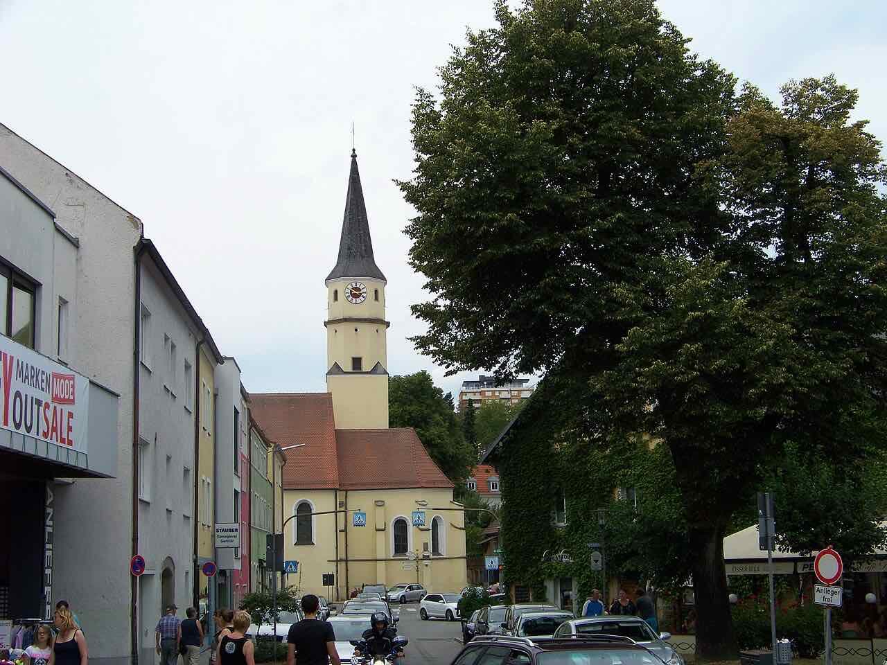 The Spitalkirche Hl. Geist in Cham, a plain hall church seen from the street