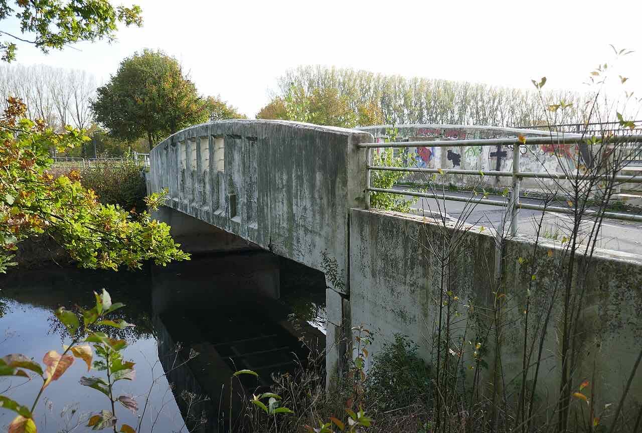 A road bridge over the Lippe between Lipperode and Esbeck, with river meadows on both sides