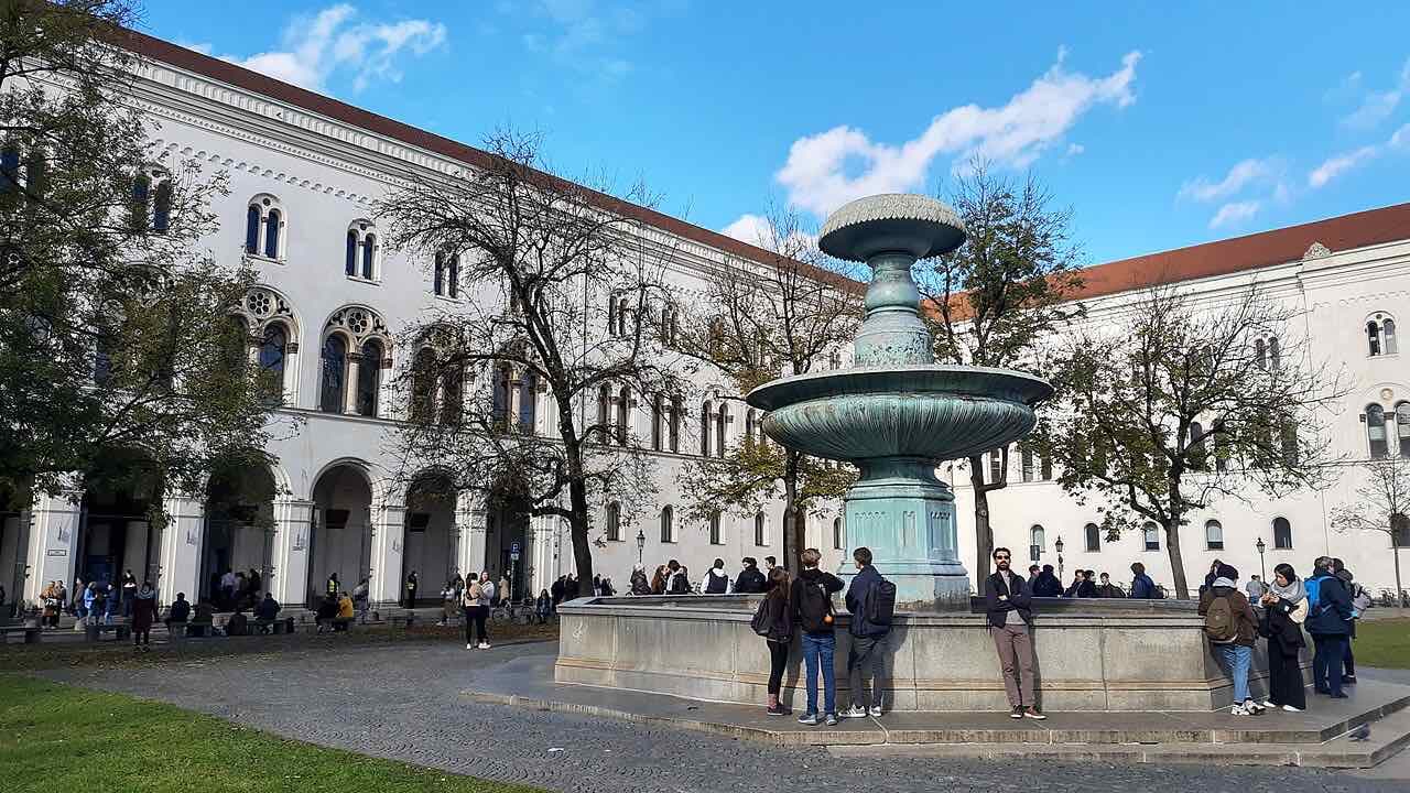 The LMU main building on Geschwister-Scholl-Platz in Munich with the fountain in front of it