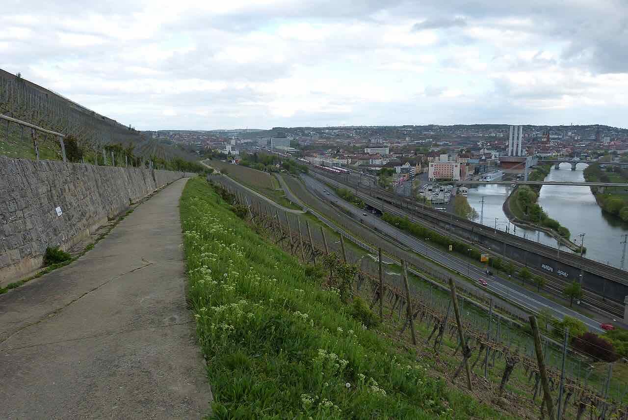 A path along the Würzburger Stein vineyard above the Main, railway and city